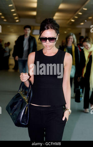 Victoria Beckham kommt von Los Angeles am Flughafen Heathrow an. DRÜCKEN Sie VERBANDSFOTO. Bilddatum: Dienstag, 4. Mai 2010. Bildnachweis sollte lauten: Steve Parsons/PA Wire Stockfoto