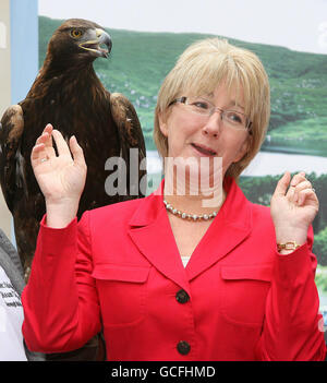 Mary Hanafin, Ministerin für Tourismus, Kultur und Sport, mit Bob, dem Goldadler, als sie Donegal Live - ein Schaufenster für die Freizeit und Kultur des Landes - ins Leben rief, um in Temple Bar, Dublin, zu „Tajkationen“ zu ermutigen. Stockfoto