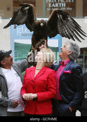 Mary Hanafin, Ministerin für Tourismus, Kultur und Sport, trifft mit dem Fernsehmoderator Noel Cunningham (rechts) Bob, den Goldadler, als sie Donegal Live - ein Schaufenster der Freizeit und Kultur des Landkreises - ins Leben rufen, um „Tajkationen“ zu fördern, in Temple Bar, Dublin. Stockfoto