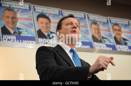 Der konservative Parteivorsitzende David Cameron spricht im La Mon Hotel in Belfast bei einem Besuch in Nordirland auf dem Weg zur Parlamentswahl mit unionistischen Anhängern. Stockfoto