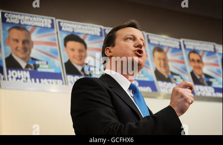 Der konservative Parteivorsitzende David Cameron spricht im La Mon Hotel in Belfast bei einem Besuch in Nordirland auf dem Weg zur Parlamentswahl mit unionistischen Anhängern. Stockfoto