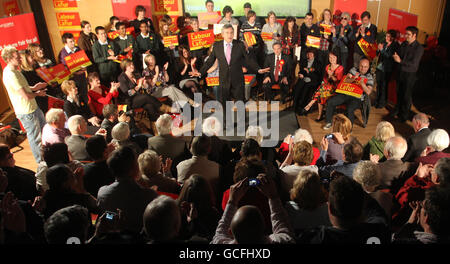 Premierminister Gordon Brown spricht mit Labour-Anhängern an der University of Glyndwr, Wrexham, Nordwales. Stockfoto