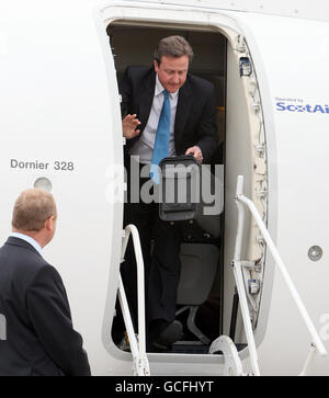 Der konservative Führer David Cameron kommt am George Best Belfast City Airport an. Stockfoto