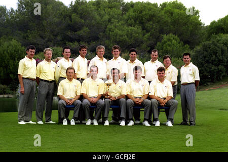 Das Ryder Cup-Team (vorne l-r) Bernhard langer, Thomas Bjorn, Severiano Ballesteros, Nick Faldo, Darren Clarke. (Zurück l-r) per-Ulrik Johansson, Ignacio Garrido, Jesper Parnevik, Colin Montgomerie, Lee Westwood, Jose Maria Olazabal, Costantino Rocca und Ian Woosnam. Stockfoto