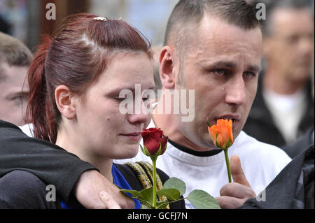 Trauernde beobachten, wie Leichenwagen, die die Särge von Sapper Daryn Roy, Lance Corporal Barry Buxton und Corporal Harvey Holmes enthalten, nach ihrer Rückführung bei RAF Lyneham in Wiltshire durch die Stadt Wootton Bassett fahren. Stockfoto