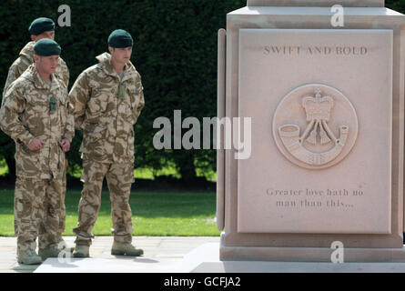 Soldaten des 3. Bataillons die Gewehre und die B-Kompanie der Royal Scots Borderers und das 1. Bataillon das Royal Regiment of Scotland bei der Einweihung eines Denkmals für diejenigen von der Battlegroup getötet auf Tour in Afghanistan in der Redford Barracks, Edinburgh. Stockfoto