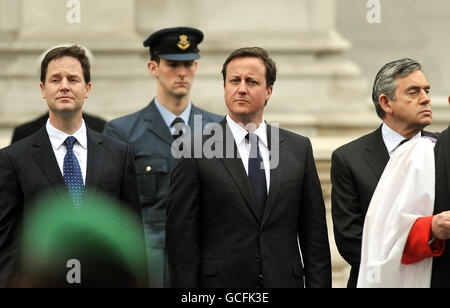 (Von links) Liberaldemokrat Nick Clegg, Konservativer Parteivorsitzender David Cameron und Premierminister Gordon Brown im Cenotaph in Whitehall, im Zentrum von London für den nationalen Gedenkgottesdienst anlässlich des 65. Jahrestages des VE Day. Stockfoto