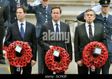 (Von links) Liberaldemokrat Nick Clegg, Konservativer Parteivorsitzender David Cameron und Premierminister Gordon Brown im Cenotaph in Whitehall, im Zentrum von London für den nationalen Gedenkgottesdienst anlässlich des 65. Jahrestages des VE Day. Stockfoto