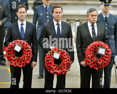 (Von links) Liberaldemokrat Nick Clegg, Konservativer Parteivorsitzender David Cameron und Premierminister Gordon Brown im Cenotaph in Whitehall, im Zentrum von London für den nationalen Gedenkgottesdienst anlässlich des 65. Jahrestages des VE Day. Stockfoto