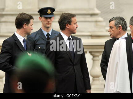 (Von links) Liberaldemokrat Nick Clegg, Konservativer Parteivorsitzender David Cameron und Premierminister Gordon Brown im Cenotaph in Whitehall, im Zentrum von London für den nationalen Gedenkgottesdienst anlässlich des 65. Jahrestages des VE Day. Stockfoto