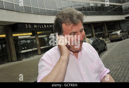 Oliver Letwin verlässt das Hauptquartier der Tory-Partei im Londoner Millbank. Stockfoto