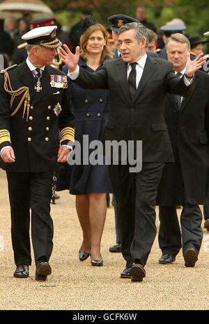 Der Prinz von Wales (links) und Premierminister Gordon Brown und seine Frau Sarah kommen zu einem VE Day Empfang, veranstaltet von der Royal British Legion, bei der Horse Guards Parade, Westminster, London. Stockfoto