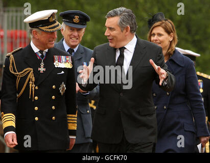 Der Prinz von Wales (links) und Premierminister Gordon Brown und seine Frau Sarah kommen zu einem VE Day Empfang, veranstaltet von der Royal British Legion, bei der Horse Guards Parade, Westminster, London. Stockfoto