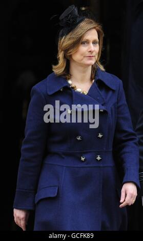 Sarah Brown, die Frau des Premierministers Gordon Brown, kommt im Cenotaph in Whitehall, im Zentrum von London, zum nationalen Gedenkgottesdienst anlässlich des 65. Jahrestages des VE Day an. Stockfoto