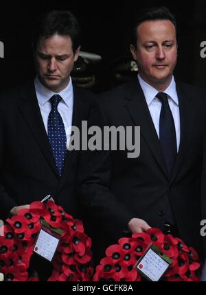 Der Vorsitzende der Liberaldemokraten Nick Clegg (links) und der Vorsitzende der Konservativen Partei David Cameron im Cenotaph in Whitehall, im Zentrum von London, anlässlich des 65. Jahrestages des VE Day. Stockfoto