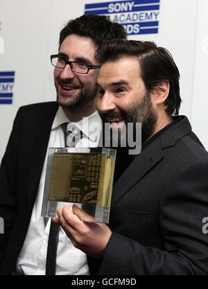 Adam Buxton (rechts) erhält den Preis für die beste Komödie für die ADAM and Joe Show von Mark Watson (links) bei den Sony Radio Academy Awards 2010 im Grosvenor House Hotel, London Stockfoto