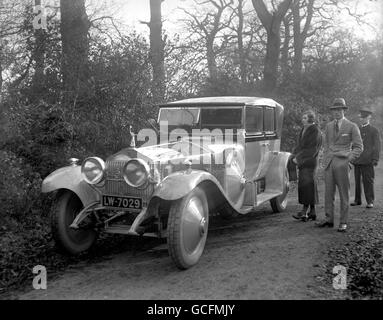 Lord und Lady Louis Mountbatten mit dem Rolls-Royce Silver Ghost, einem der Hochzeitsgeschenke von Lady Mountbatten an ihren Mann. Stockfoto