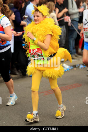 London-Marathon 2010. Ein Konkurrent in ausgefallener Kleidung während des Virgin London Marathon 2010 in London. Stockfoto