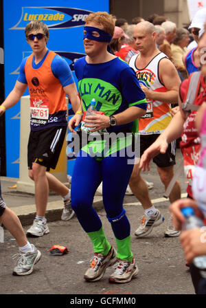 Ein Konkurrent in ausgefallener Kleidung während des Virgin London Marathon 2010, London. Stockfoto