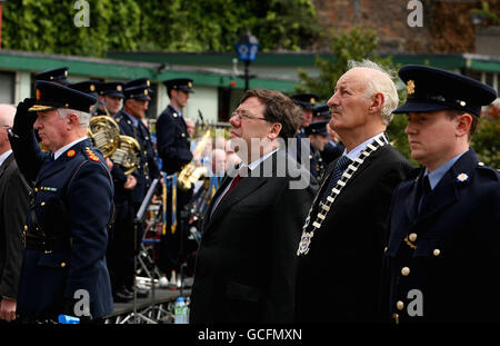 Taoiseach Brian Cowen TD (Dritter rechts) und Garda-Kommissarin Fachtna Murphy (links) bei einem Gottesdienst in Dubhlinn Gardens im Dublin Castle, wo zu Ehren des im Dienst getöteten gardai ein neuer Gedenkgarten enthüllt wurde. Stockfoto