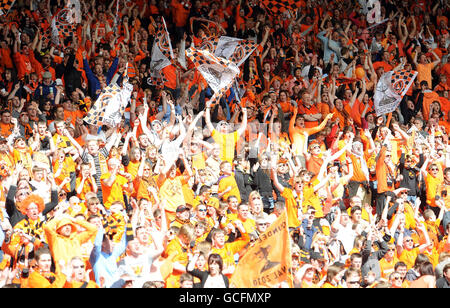 Dundee United Fans zeigen ihre Unterstützung an den Ständen während des Active Nation Scottish Cup Finales im Hampden Park, Glasgow. Stockfoto