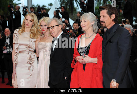 (Von links nach rechts) Lucy Punch, Naomi Watts, Woody Allen, Gemma Jones und Josh Brolin kommen zur Premiere von You will Meet A Tall Dark Stranger bei den 63. Filmfestspielen in Cannes, Frankreich. Stockfoto