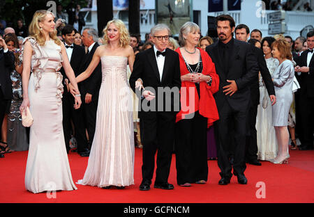 (Von links nach rechts) Lucy Punch, Naomi Watts, Woody Allen, Gemma Jones und Josh Brolin kommen zur Premiere von You will Meet A Tall Dark Stranger bei den 63. Filmfestspielen in Cannes, Frankreich. Stockfoto