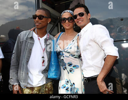 R'n'B-Star Pharrell Williams mit Sängerin Jennifer Lopez und Ehemann Marc Anthony (von links nach rechts) im Fahrerlager während des Grand Prix von Monaco auf dem Circuit de Monaco, Monte Carlo. Stockfoto