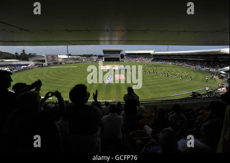 England und Australien gehen zur Eröffnungszeremonie für das ICC World Twenty20 Final Match im Kensington Oval, Bridgetown, Barbados. Stockfoto