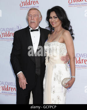 Bruce Forsyth und seine Frau Wilnelia Merced-Forsyth kommen beim Caudwall Children Butterfly Ball bei Battersea Evolution im Süden Londons an. Stockfoto