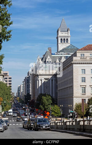 Blick Auf Die Zwölfte Straße Nw In Richtung 315-Fuß-Uhrenturm Des Alten Post Office Pavilion Von Der Ecke Der Constitution Avenue, Pavillon Wird Entwickelt... Stockfoto