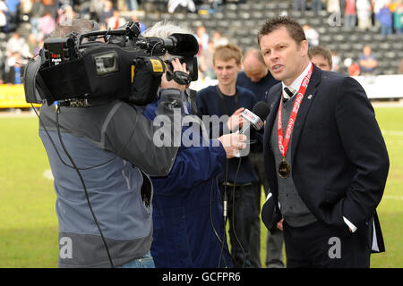 Fußball - Coca-Cola Football League Two - Notts County / Cheltenham Town - Meadow Lane. Steve Cotterill, Manager von Notts County (rechts), wird nach dem letzten Pfiff interviewt Stockfoto