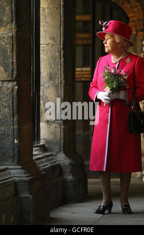 Die britische Königin Elizabeth II. Geht durch die Kreuzgänge der Westminster Abbey, während eines Besuchs der Westminster Abbey und der Westminster School, zum 450. Jahrestag der Erteilung ihrer Königlichen Charta durch Königin Elizabeth I. Stockfoto