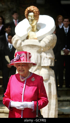 Die britische Königin Elizabeth II. Steht vor einer Statue der Königin Elizabeth I des Bildhauers Matthew Spender, während eines Besuchs in Westminster Abbey und der Westminster School, am 450. Jahrestag der Erteilung ihrer Königlichen Charta durch Königin Elizabeth I. Stockfoto