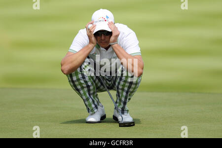 Schwedens Henrik Stenson stellt einen Putt auf dem 18. Loch während der BMW PGA Championship im Wentworth Golf Club, Surrey. Stockfoto