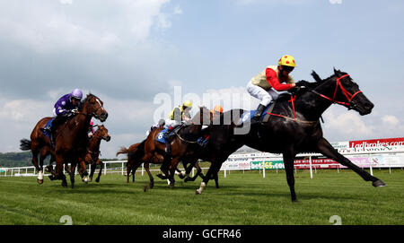 Captain Carey unter Tom McLaughlin gewinnt den Presonal Shopping Service im Bridgend Desinger Outlet Handicap Stakes während des Ladies Day auf der Chepstow Racecourse. Stockfoto