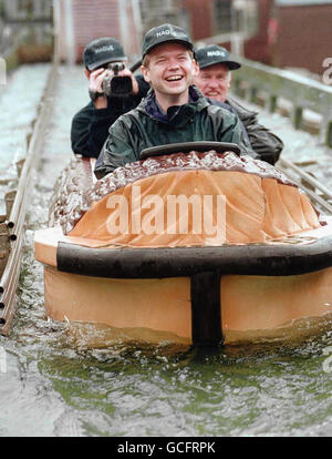 DER KONSERVATIVE PARTEICHEF WILLIAM HAGUE NAHM BUCHSTÄBLICH DEN SPRUNG IN CORNWALL AUF DER WASSERRUTSCHE IM FREIZEITPARK FLAMBARDS IN DER NÄHE VON HELSTON AUF DER EIDECHSE, BEGLEITET VON DEM STELLVERTRETENDEN STABSCHEF SEB COE UND DEM SPRECHER VON CORNWALL, DAVID HARRIS, WÄHREND EINER TOURNEE DURCH GROSSBRITANNIEN. Stockfoto