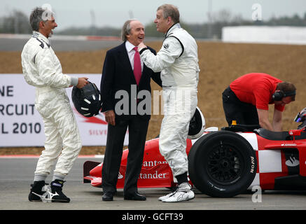 Der Duke of York teilt einen Witz mit dem Präsidenten des BRDC Damon Hill (links) und Sir Jackie Stewart (Mitte), nachdem er auf einer Runde im zweisitzigen Rennwagen um den neu gestalteten Silverstone Circuit, Towcester, gefahren wurde. Stockfoto