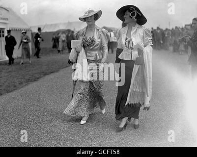 Pferderennen - Royal Ascot - Mode. Damenmode im Royal Ascot Stockfoto