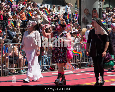 Mann in Frauenkleidern marschieren in San Francisco Pride Parade 2016 Stockfoto