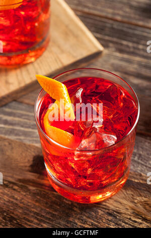 Mit hausgemachten versoffenen Negroni Cocktail und Orange Twist Stockfoto