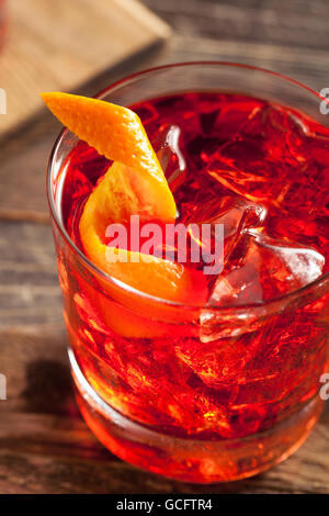 Mit hausgemachten versoffenen Negroni Cocktail und Orange Twist Stockfoto