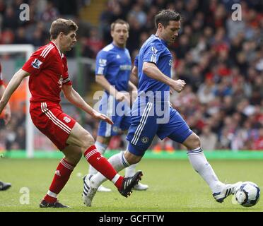 Liverpools Steven Gerrard (links) und Frank Lampard (rechts) in Aktion Wie Chelsea's John Terry (Mitte) anschaut Stockfoto