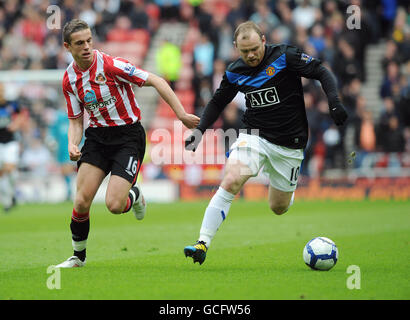 Wayne Rooney von Manchester United (rechts) wird von Jordan Henderson von Sunderland während des Barclays Premier League-Spiels im Stadium of Light, Sunderland, unter Druck gesetzt. Stockfoto