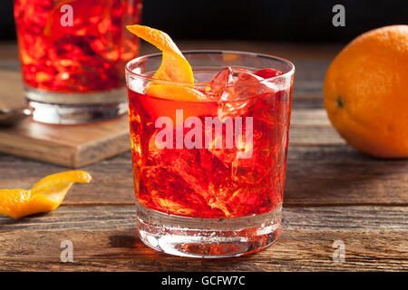 Mit hausgemachten versoffenen Negroni Cocktail und Orange Twist Stockfoto