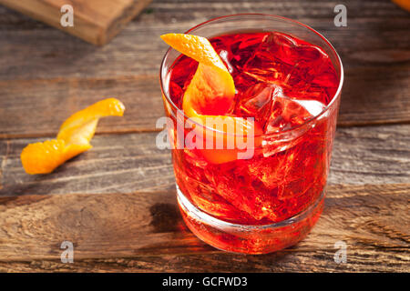 Mit hausgemachten versoffenen Negroni Cocktail und Orange Twist Stockfoto