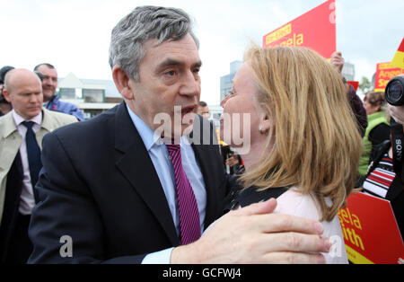 Premierminister Gordon Brown begrüßt die Labour-Parlamentskandidatin Angela Smith bei einem Besuch in Abby Couriers in Basildon, Essex. Stockfoto