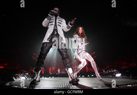 Will.i.am und Fergie von den Black Eyed Peas treten auf der Bühne des O2 in Greenwich, London, auf. Stockfoto