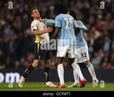 Fußball - Barclays Premier League - Manchester City / Tottenham Hotspur - City of Manchester Stadium. Carlos Tevez von Manchester City (rechts) greift Tottenham Hotspur's David Bentley (links) am Hals. Stockfoto