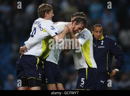 Tottenham Hotspur's Roman Pavlyuchenko (links), Peter Crouch (Mitte) und David Bentley (rechts) feiern ihren Sieg nach dem Schlusspfiff. Stockfoto